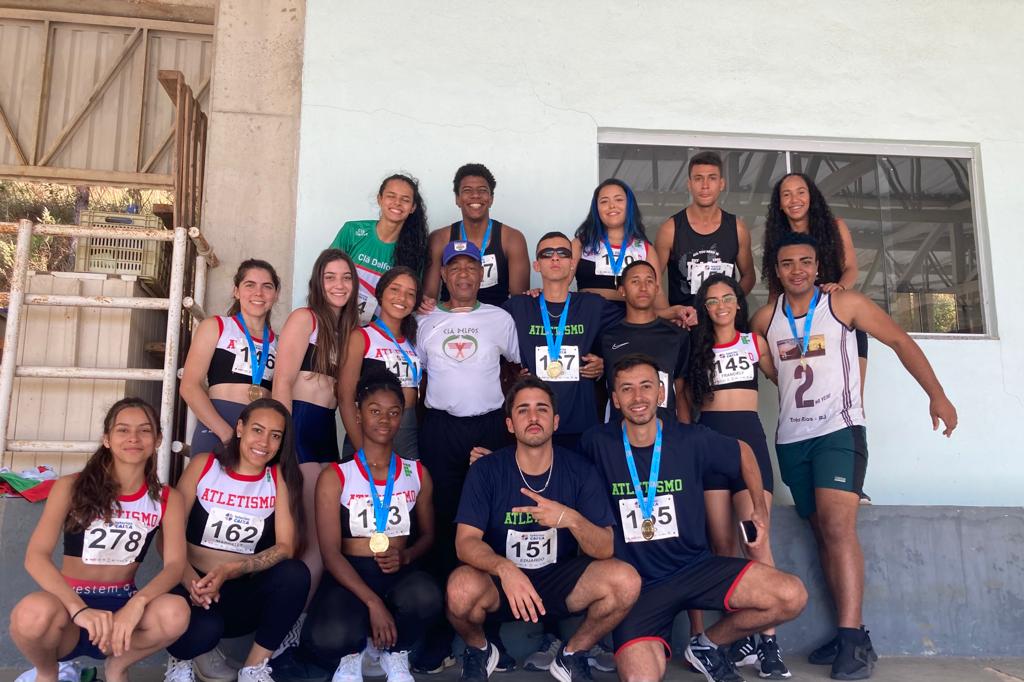 Participação dos estudantes atletas do projeto de extensão Equipe de Atletismo do Campus Barbacena no 1° Torneio da Federação Mineira de Atletismo. 2023. Fonte: Coordenação do projeto.
