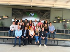 Juliana Godinho é a quarta da esquerda para a direita, na primeira fila de cima para baixo.