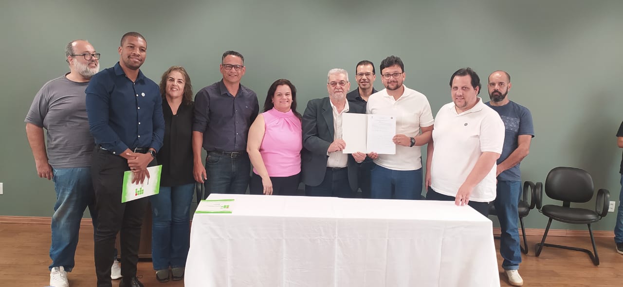 Assinatura da portaria de Concessão RSC do Campus Bom Sucesso com representantes da unidade