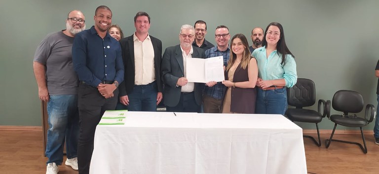 Assinatura da portaria de Concessão RSC do Campus Muriaé com representantes da unidade