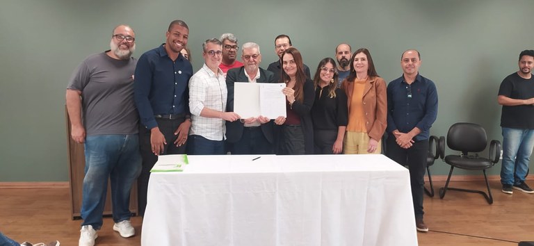 Assinatura da portaria de Concessão RSC do Campus Rio Pomba com representantes da unidade