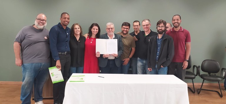 Assinatura da portaria de Concessão RSC do Campus Santos Dumont com representantes da unidade