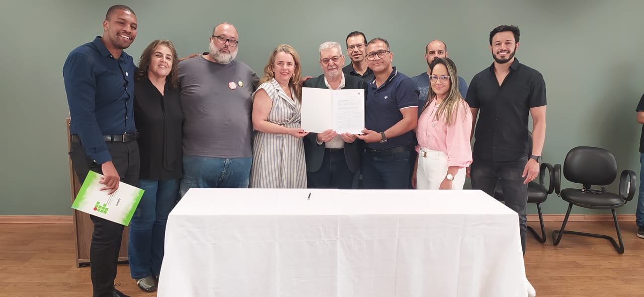 Assinatura da portaria de Concessão RSC do Campus São João del-Rei com representantes da unidade