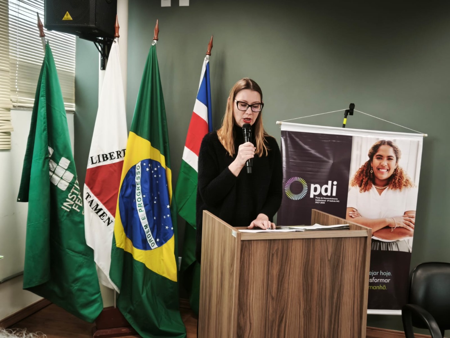 A mestre de cerimônia Raquel Blank