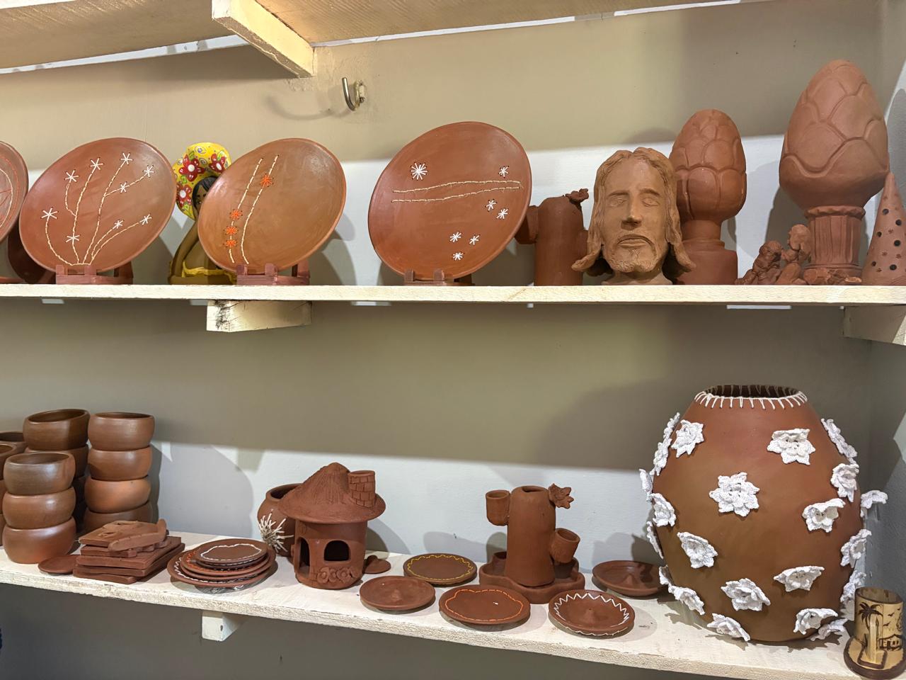 Peças de cerâmica/produção artesanal – contexto coerente com a vivência de modelagem em barro