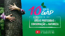#Pratodosverem: arte de divulgação do evento. No canto esquerdo, vê-se mãos abraçando uma árvore. Ao lado, a imagem tem dois tons: azul e verde; e traz os dizeres: 10 anos (em alusão ao aniversário do Grupo de Pesquisa) e Simpósio de áreas protegidas e conservação da natureza e canal do Youtube IF Sudeste MG.