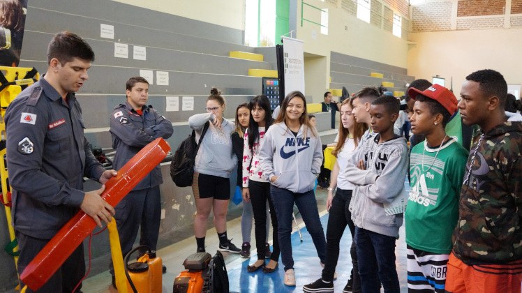 Parceria com bombeiros Equipe do Corpo de Bombeiros de Ubá participou da Mostra de Cursos e Profissões