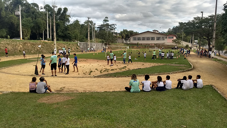 Festival de Atletismo com crianças entre 7 e 12 anos