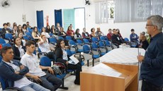 Plateia lotada. À direita, um púlpito e o diretor-geral do Campus, João Batista Lúcio Corrêa, fazendo o discurso de abertura do evento.