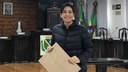 #Pratodosverem: A professora Bárbara Zaganelli no salão da Câmara Municipal com o envelope contendo as cartas.
