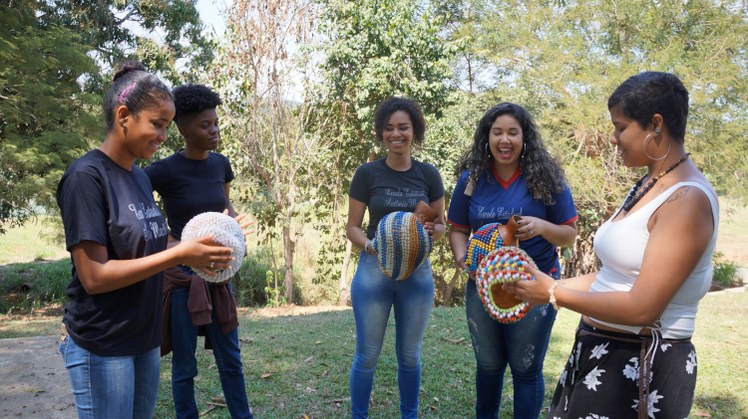 Visita escola Ewbank #Prataodosverem: Meninas estão com instrumentos de maracatu nas mãos, participando de oficina.
