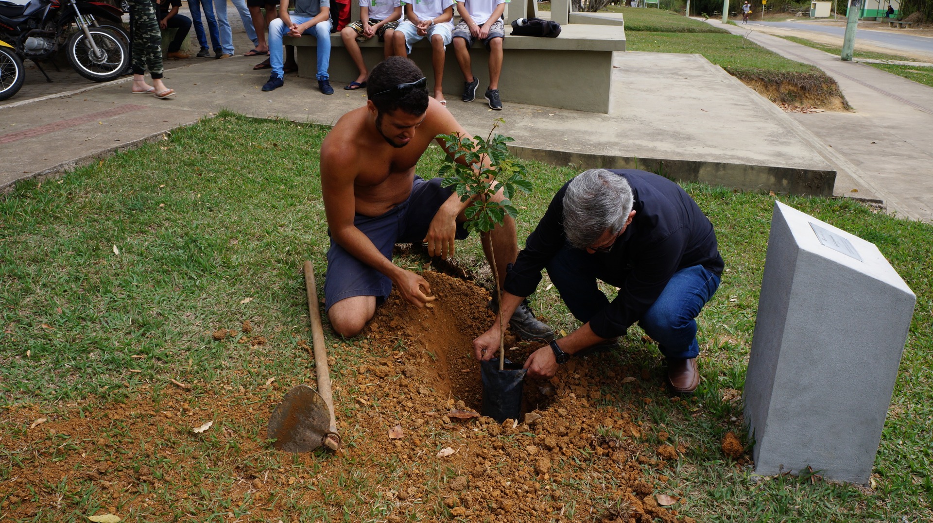 Plantio de árvore em comemoração aos 10 anos dos IFs