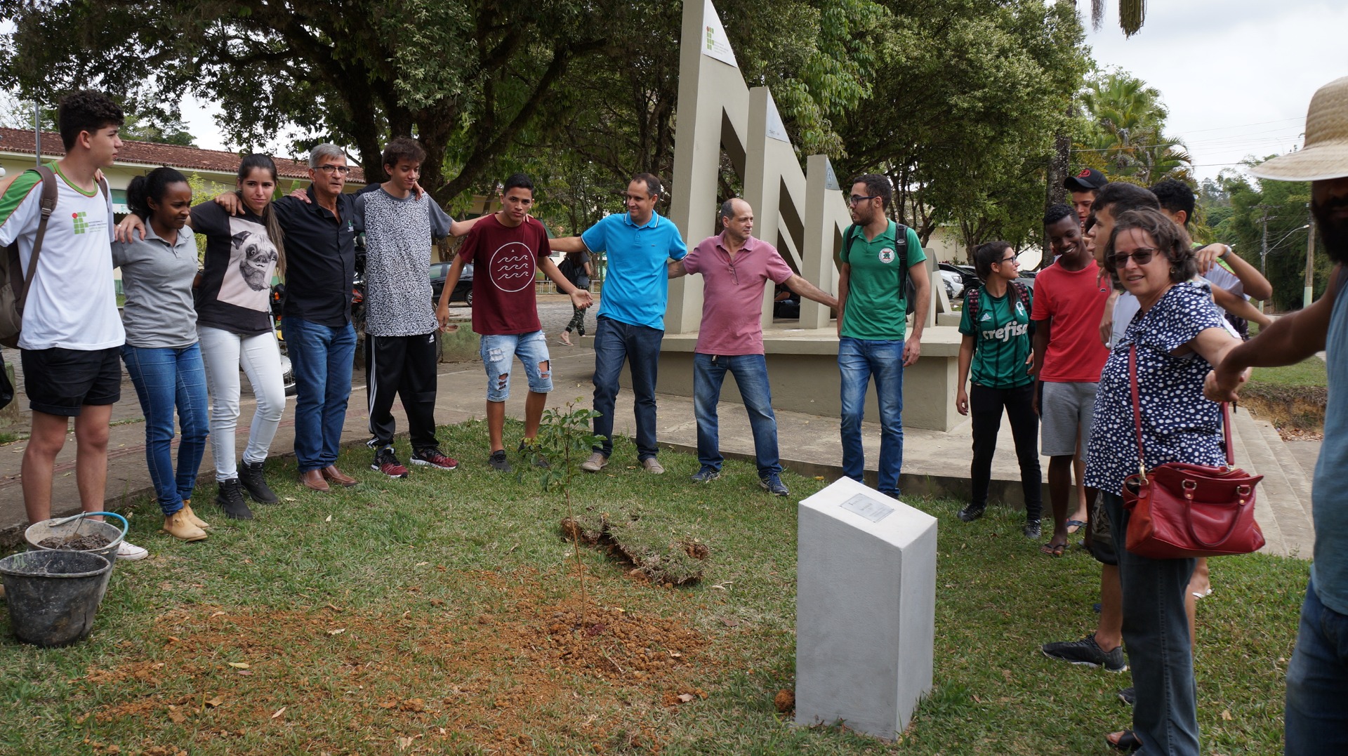 Plantio de árvore em comemoração aos 10 anos dos IFs