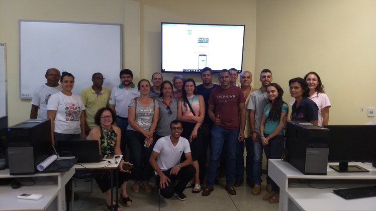 Apresentação Certifica #Pratodosverem: Produtores rurais, representantes do Campus Rio Pomba e da Emater posam para foto juntos.