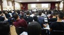 #Pratodosverem: Plateia do Salão Nobre lotada. Na imagem, as pessoas aparecem de costas, estando de frente para o palestrante.