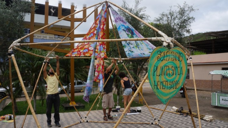 #Pratodoverem: Os alunos montam a estrutura de bambu conhecida como geodésica.