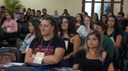 #Pratodosverem: Participantes do evento estão sentados, olhando para frente.                              