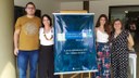 #Pratodosverem: Os professores Leonardo, Edivânia, Camila e Paula estão em pé. Entre eles, um banner do evento.