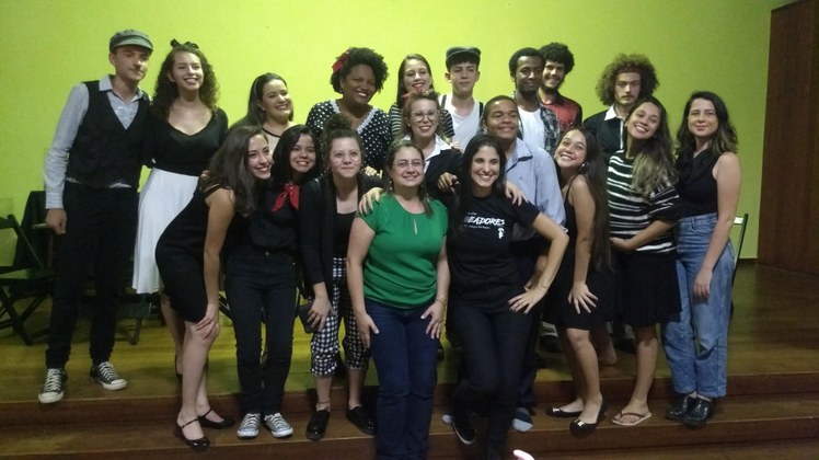 #Pratodosverem: Os membros do grupo teatral posam juntos para foto após apresentação.