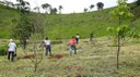 #Pratodosverem: Estudantes de Meio Ambiente fazem plantio de mudas nativas na invernada.