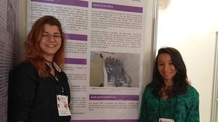 Meninas Digitais em Simpósio #Pratodosverem: As estudantes Ivy Magesti e Gabriela Monte ao lado do pôster sobre o projeto Meninas Digitais.