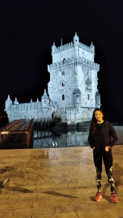 Irismar Gonçalves #Pratodosverem: Irismar posa em frente a prédio histórico em Portugal.