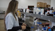 #Pratodosverem: Estudante faz experiência em laboratório do DCTA