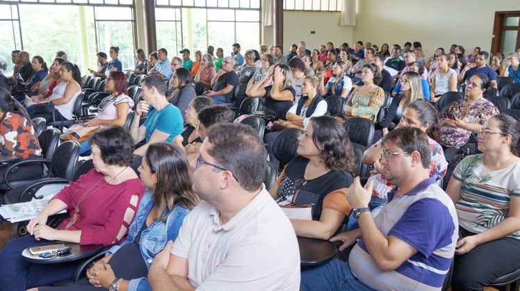 Reunião de Pais e Mestres #Pratodosverem: Responsáveis pelos alunos das turmas de 1º ano dos cursos técnicos integrados e professores estão sentados, acompanhando apresentação.