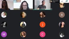 #Pratodosverem: Print da tela do computador com os participantes da reunião on-line. O fundo é preto. Três imagens de participantes que estão com transmissão de imagem aparecem no topo. Os demais são identificados por círculos coloridos com as iniciais do nome ou com suas fotos.