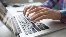 #Pratodosverem: Imagem ilustrativa. Há um notebook em primeiro plano. À direita, aparecem braços de um homem digitando.