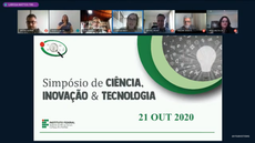 #Pratodosverem: Imagem da abertura do Simpósio. No topo, estão os componentes da mesa virtual. Abaixo, imagem com o nome e o símbolo do evento, formado por lâmpada e desenhos referentes à ciência, como átomo e tubo de ensaio.