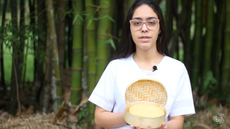 #Pratodosverem: A estudante Ana Júlia Ceribeli segura a embalagem criada no projeto. Ela está na frente de bambus.