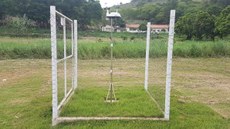 #Pratodosverem: A estação meteorológica é formada por uma base vertical e o equipamento na ponta. Há uma cerca ao redor dela.