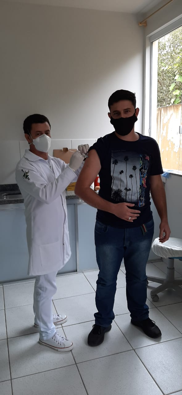estudante de licenciatura sendo vacinado