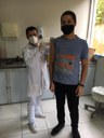 estudante de licenciatura sendo vacinado 2