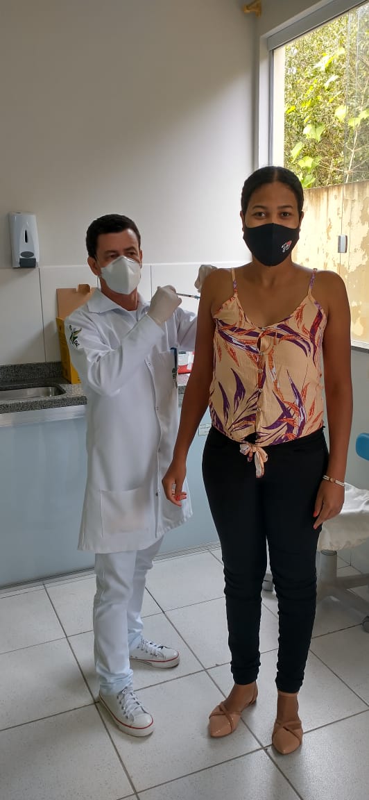 estudante de licenciatura sendo vacinada