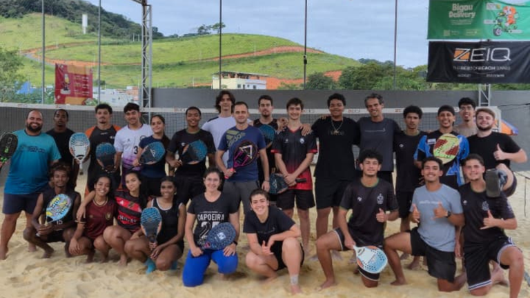alunos no beach tennis.png