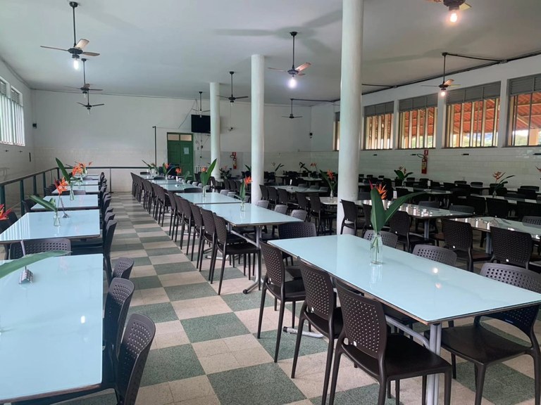 cadeiras refeitorio 1.jpg