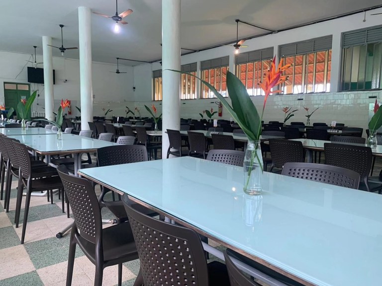 cadeiras refeitorio 4.jpg