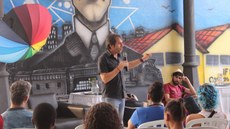 #pratodosverem: A imagem mostra o professor Anderson Ferrari fazendo uma explanação ao público.
