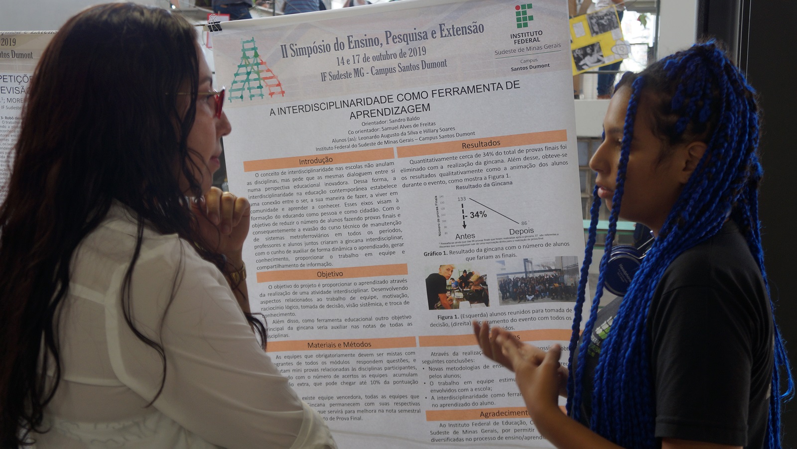 #pratodosverem Imagem mostra a estudante Hillary Soares, do curso técnico em Manutenção de Sistemas Metroferroviários, apresentando seu trabalho à servidora Vívian Araújo.jpg