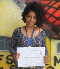 #pratodosverem: Imagem mostra aluna Hillary Soares com a medalha e o certificado referentes à premiação do Rotary Club