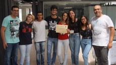 #pratodosverem: Ao lado dos professores Guilherme Silveira (à esquerda) e Sandro Farias (à direita) e dos colegas Celine Faria, João Victor de Castro e João Victor Queiroz, alunas Bruna Helena, Rayssa e Bruna Brandão recebem certificado de premiação durante a Feira de Ciências 2019 no Campus Santos Dumont.