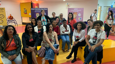 #pratodosverem: Imagem mostra alunas de Assistente Escolar e integrantes da equipe pedagógica do Programa Mulheres Mil no Centro de Ciências da UFJF. 