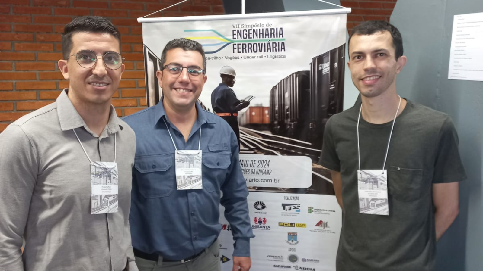 Imagem mostra professor Philipe Pacheco, aluno Raphael Macedo e professor Carlos Leal no VII Simpósio de Engenharia Ferroviária, na Unicamp.png