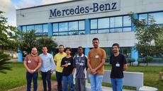 #pratodosverem: Imagem mostra professor e estudantes na visita à fábrica da Mercedes-Benz