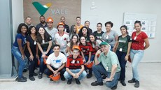 #pratodosverem: Imagem mostra alunos de Manutenção de Sistemas Metroferroviários e servidores do IF Sudeste MG no Complexo Portuário de Tubarão, em Vitória, Espírito Santo