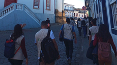 #pratodosverem: Imagem mostra estudantes de Guia de Turismo durante visita técnica a cidade histórica.