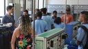 #pratodosverem: A imagem mostra o técnico Igor Oliveira conversando com estudantes do Instituto Joaquim Soares de Oliveira no Laboratório de Eletrotécnica.