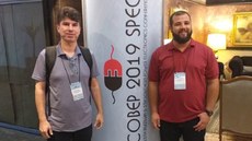 #pratodosverem: Imagem mostra professores Márcio Rodrigues e Pablo Furtado, do IF Sudeste MG, durante congresso internacional em Santos